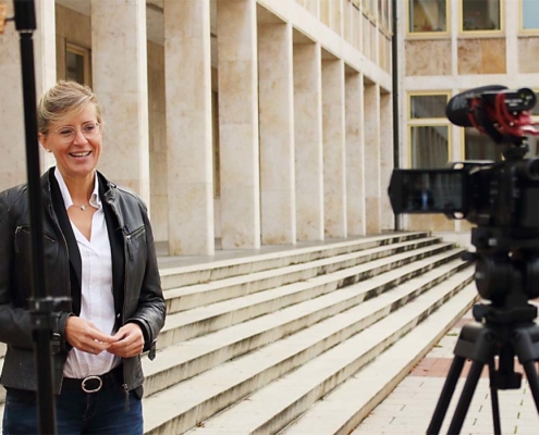 Kathrin Albsteiger vor dem Neu-Ulmer Rathaus