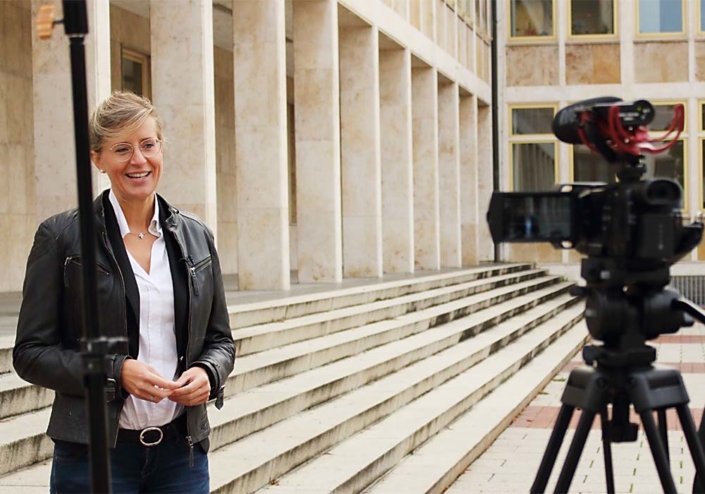 Kathrin Albsteiger vor dem Neu-Ulmer Rathaus